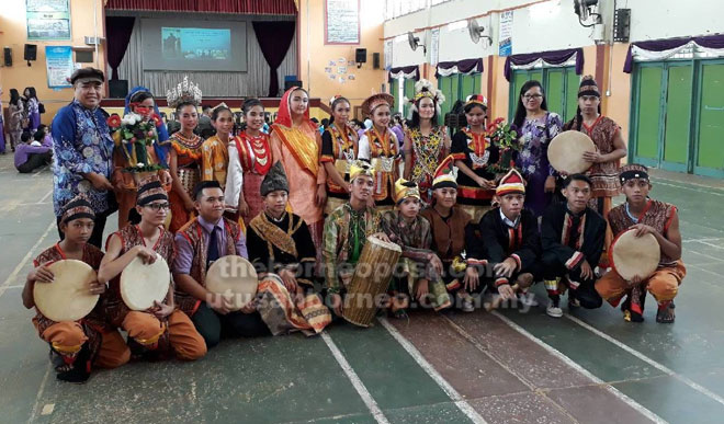  Zainoren dan pelajar pendidikan khasnya mengambil bahagian membuat persembahan pada  majlis perasmian Ibu Bapa dan Guru Peringkat Negeri Sarawak  di SMK Datuk Patinggi Haji Abdul Ghapor, Stampin  pada Januari lepas.