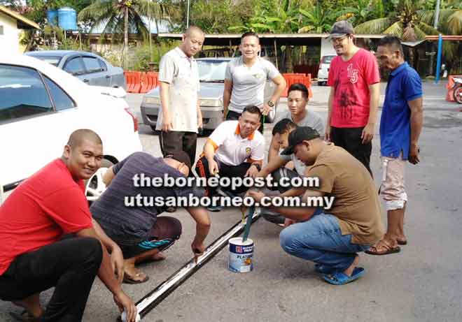  Adman, (berdiri kiri), James (berdiri dua kiri) dan anggotanya ketika menyertai CSR pada gotong-royong LAKIl baru-baru ini.