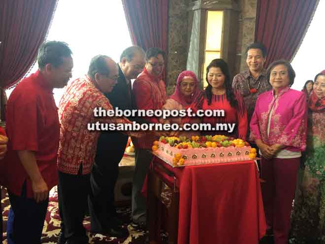   Juma’ani bersama Abang Johari, Douglas Uggah dan Ling (tiga kiri) memotong kek sempena kunjungan ke rumah terbuka kediaman ahli perniagaan Tan Sri Ling Chong Ho di Jalan Luak Bay di Tanjong Lobang.