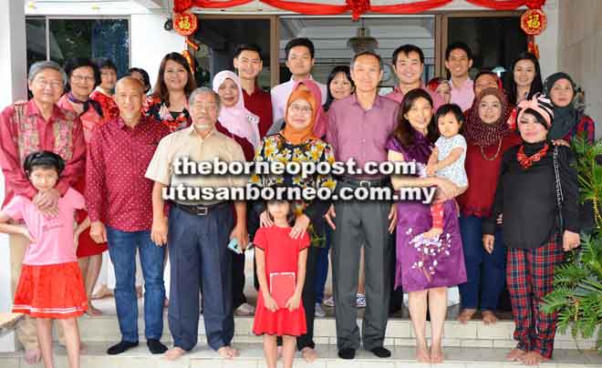  Rodziah (tengah) bersama ahli rombongan merakam gambar dengan Yek Siew Liong (berdiri empat kanan) dan ahli keluarganya.