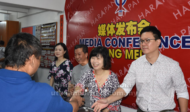  (Ari kanan) Oscar, Irene, Wong enggau Alice gaga ati nyambut penatai pengabang ngelawa Pengerami Ngintu Taun Baru China Parti Tindakan Demokratik (DAP) di Sibu, kemari.