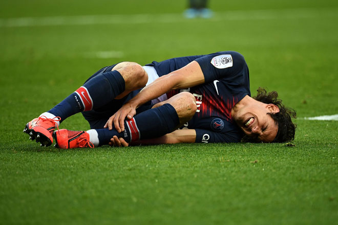  Cavani mengerang kesakitan selepas dikasari oleh pemain Bordeaux  ketika beraksi pada perlawanan Ligue 1 Perancis di Stadium Parc des Princes, Paris Sabtu lepas. — Gambar AFP
