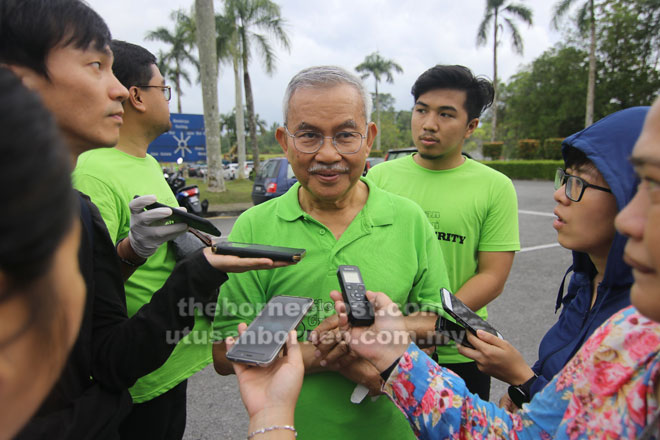  Talib ditemu bual pemberita di pekarangan DUN Lama di Kuching semalam sempena Program Plogging Integriti. 