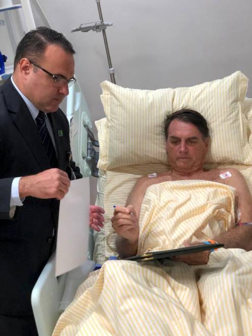  Bolsonaro menandatangani dokumen ketika masih terlantar di atas katil di Hospital Albert Einstein di Sao Paulo baru-baru ini. — Gambar Reuters