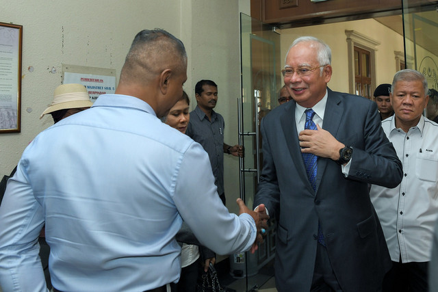 Najib (dua, kanan) hadir ke Mahkamah Sesyen hari ini - Gambar Bernama 