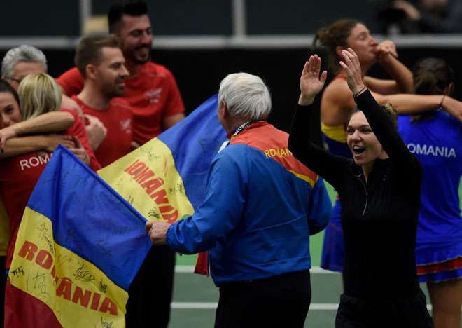  Halep (kanan) meraikan kejayaan pasukannya di Ostrava kelmarin. — Gambar Reuters