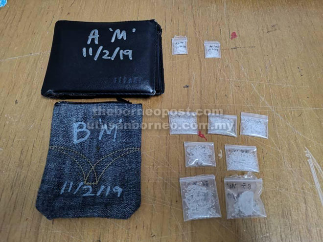  Beberapa peket plastik lutsinar mengandungi ketulan kristal disyaki dadah Methamphetamine yang dirampas daripada suspek kelmarin.