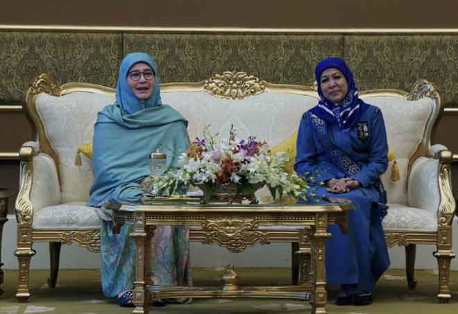  Tunku Azizah (kiri) berkenan menerima menghadap Tunku Soraya yang merupakan Timbalan Yang Dipertua Persatuan Pandu Puteri Malaysia (PPPM) pada majlis menghadap dan mempersembahkan Selempang Penaung Diraja PPPM di Istana Negara semalam. — Gambar Bernama