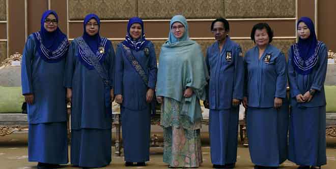  Tunku Azizah (tengah) berkenan bergambar bersama Tunku Soraya (tiga kiri) yang merupakan Timbalan Yang Dipertua Persatuan Pandu Puteri Malaysia (PPPM) serta anggota PPPM pada majlis menghadap dan mempersembahkan Selempang Penaung Diraja PPPM di Istana Negara, semalam. — Gambar Bernama