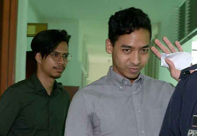  Amirrul (kanan) hadir pada prosiding inkues bagi menentukan punca kematian Adib yang masuk hari ketiga di Mahkamah Koroner Kompleks Mahkamah Shah Alam, semalam. — Gambar Bernama