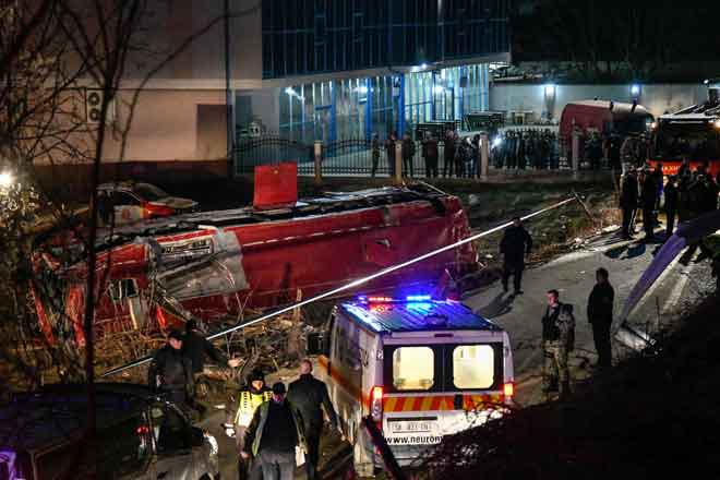  Orang awam dan penyelamat berhimpun dekat bangkai bas di sebatang jalan dekat Skopje pada Rabu lepas. — Gambar AFP