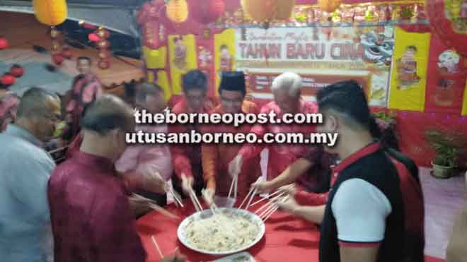  Juanda enggau bala bukai lebuh ngadu ‘Yee Sang’ kelai bejadi pengerami nya.