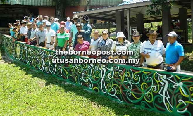  Tetamu yang hadir merakam gambar di dinding lukisan mural bermotifkan Borneo di Kelab Golf Bintulu.