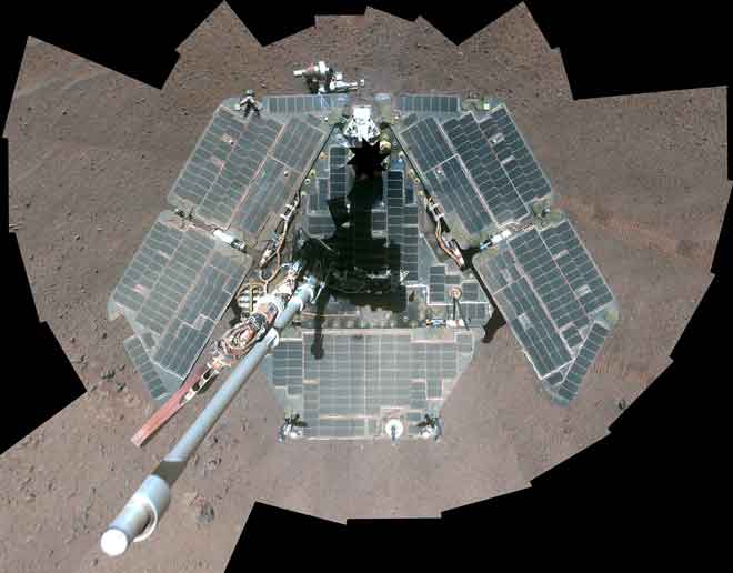  Potret sendiri oleh Opportunity, Perayau Penerokaan Marikh NASA, iaitu                   kombinasi pelbagai bingkai yang diambil oleh kamera panorama (Pancam) Opportunity dari 22 Mac hingga 24 Mac 2014 di planet Marikh, kelihatan dalam imej NASA/JPL-Caltech ini yang dikeluarkan pada 17 April 2014. — Gambar Reuters