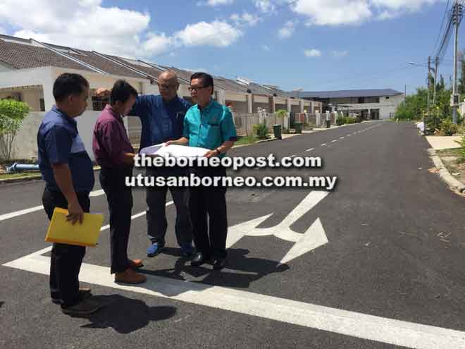  Lee diuluka pengari Majlis Bandaraya Miri (MBM) lebuh ti meresa projek melakin jalai di Lembah Hijau kemari.