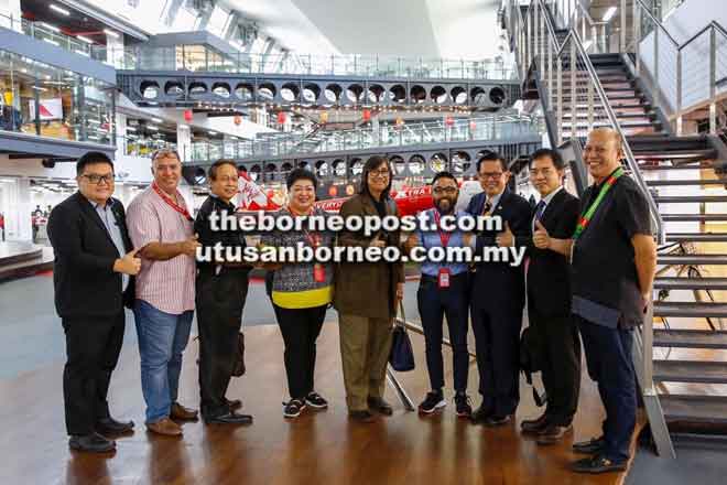  Ketua Pegawai Eksekutif Lembaga Pelancongan Sarawak (STB) Sharzede Datu Salleh Askor (dari kiri) Riad, Lee dan Setiausaha Tetap Kementerian Hii Chang Kee mengadakan pertemuan di AirAsia RedQ, Sepang. 
