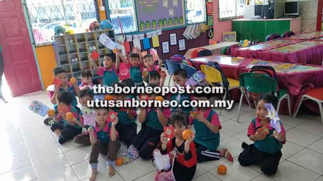  Kanak-kanak Lakil C menunjukkan hasil tangan mereka melakar singa sempena kehadiran Persatuan Tarian Singa Persatuan Hokkien Limbang. 