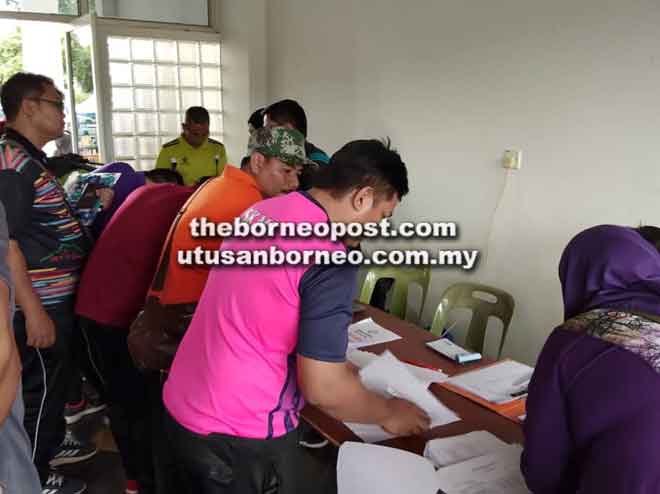  Bahagian pendaftaran sibuk pada awal pagi sebelum pertandingan berlangsung.