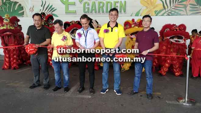  (dari kiri) David, Sim, Simon, Tan Kai dan Cyril memotong reben sebagai tanda perasmian E Food Garden, Food Court Batu Kawa, semalam