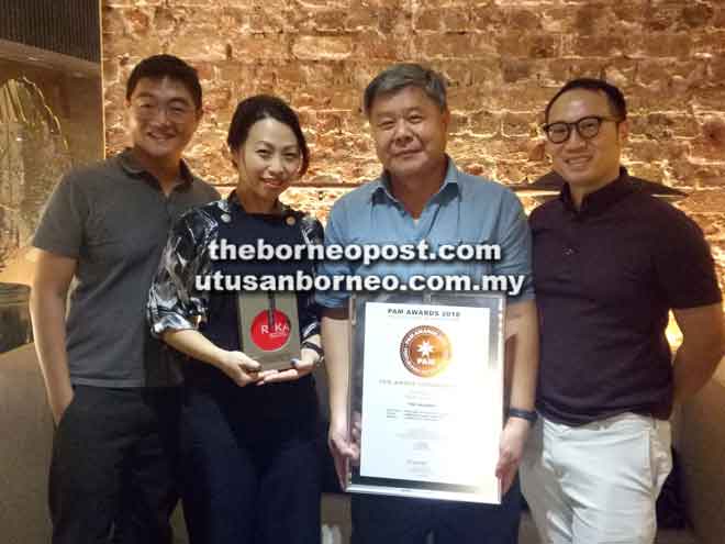  (Dari kanan) Alan, Ng, Tina dan Jeffrey Yueng Lok Hin juga Pengarah Reka Bentuk IDC Architects bergambar bersama anugerah-anugerah yang dimenangi.