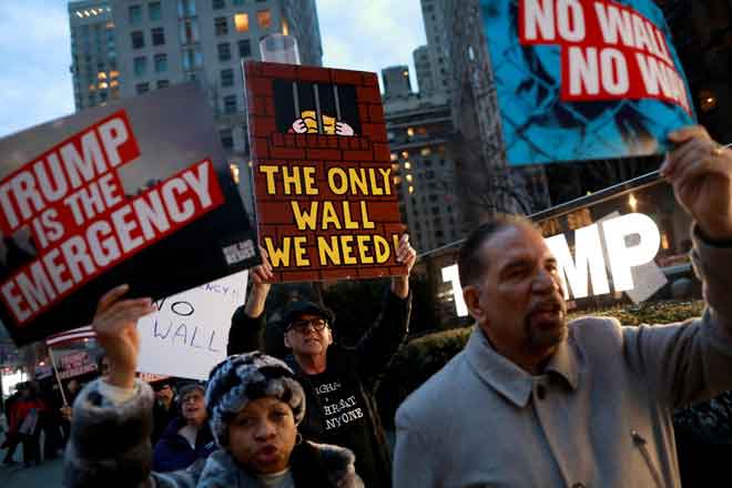  Orang ramai berhimpun untuk membantah deklarasi darurat negara oleh Trump bagi membina tembok sempadan di Menara dan Hotel Antarabangsa Trump di Manhattan, New York, AS kelmarin. — Gambar Reuters