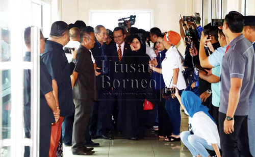 Fatimah dan Wan Junaidi  tiba di KIA bersama 40 bekas tahanan Sarawak dan tiga dari Sabah hari ini