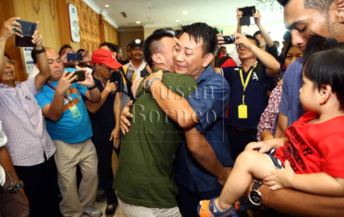 Ahli keluarga dan bekas tahanan Sarawak berpelukan gembira sebaik tiba di KIA hari ini dari Siem Reap, Kemboja.