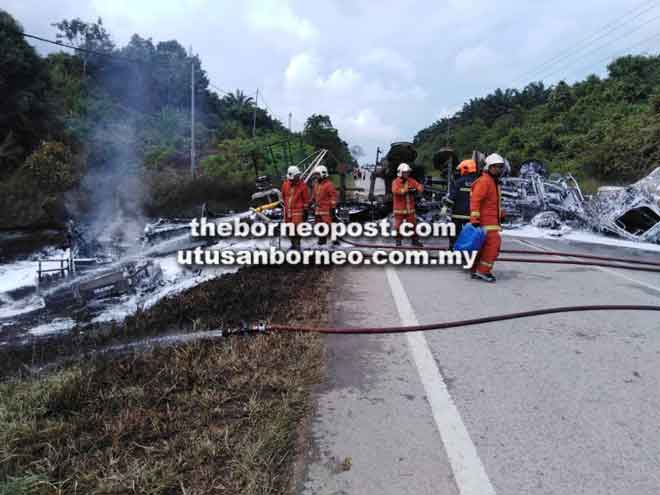  Bomba menggunakan buih untuk memadamkan keseluruhan api tersebut. 