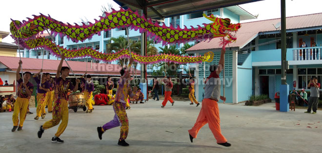  Kumpulan tarian naga mempertontonkan persembahan yang begitu memukau. 