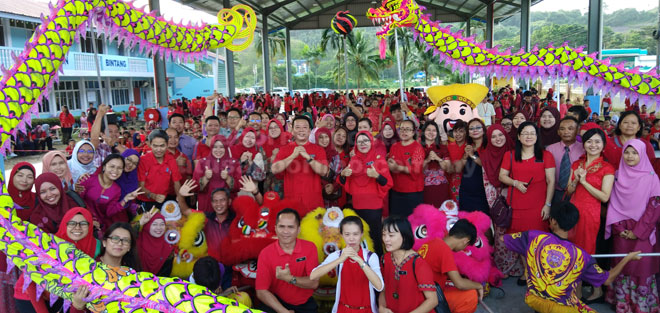  Guru-guru SKJB dan murid-murid merakam gambar kenangan bersama kumpulan tarian singa dan naga.  (Gambar kanan)