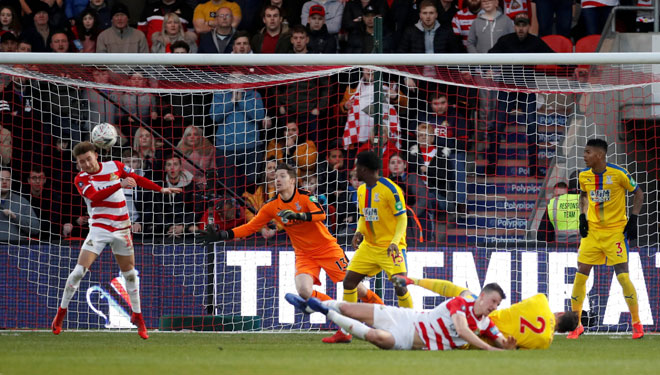  Sebahagian daripada babak-babak aksi perlawanan Piala FA pusingan kelima di antara Doncaster Rovers dan Crystal Palace di Stadium Keepmoat di Doncaster. — Gambar Reuters