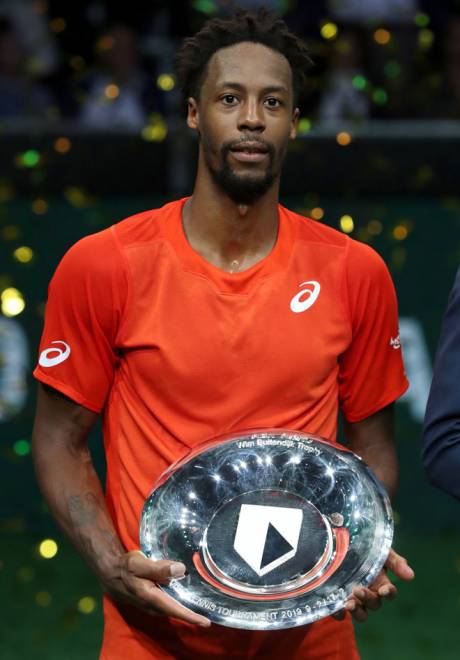  Monfils meraikan kejayaannya memenangi kejohanan Terbuka Rotterdam. — Gambar Reuters