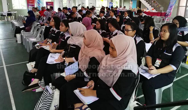  Peserta menghadiri program Jom Sembang Usahawan yang berlangsung di Dewan Layar, Pejabat Daerah Betong.