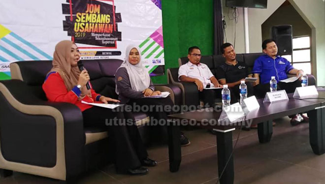  Antara panel yang memberi pandangan pada sesi Forum Sembang Santai.