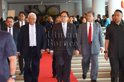 Abang Johari tiba di merasmikan Simposium TVET yang diiringi Manyin (dua kiri) dan Morshidi (dua kanan) di sini, hari ini. - Gambar Muhammad Rais Sanusi 