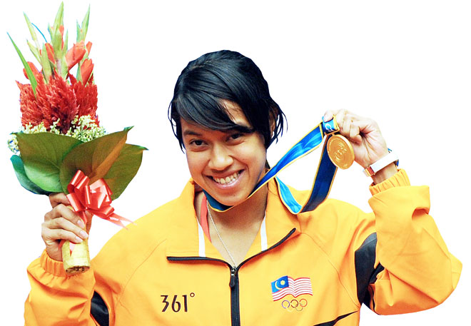  Nicol meraikan kejayaannya merangkul pingat emas dalam acara skuasy wanita individu pada temasya Sukan Asia di Guangzhou, China dalam gambar fail bertarikh 21 November 2010. — Gambar Bernama