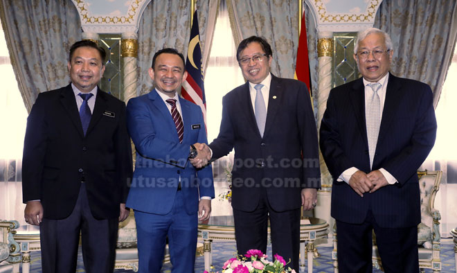  Abang Johari bersalaman dengan Maszlee ketika menerima kunjungan hormat daripada Menteri Pendidikan itu di pejabatnya di Wisma Bapa Malaysia, semalam. Turut kelihatan Dr Azhar Ahmad dan Manyin (kanan).