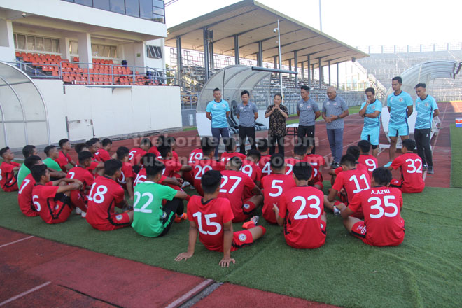  Posa (tiga kiri) memberi kata-kata semangat kepada barisan pemain Skuad Belia Sarawak sambil disaksikan Pengurus Pasukan, Phillip Jabu (dua kiri), Mohd Safri (empat kiri) dan barisan jurulatih di Kuching semalam.