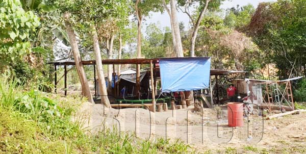 LOKASI yang diserbu polis di Kampung Lapasan, Tuaran ketika perlagaan sabung ayam dilakukan.