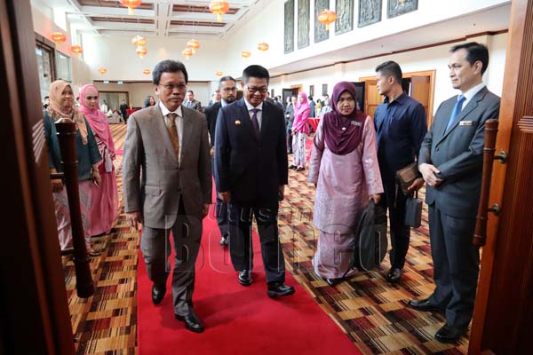 SHAFIE (kiri) dan Irianto (dua dari kiri) ketika tiba ke bilik sidang media.