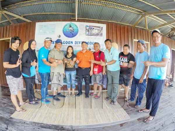  AHEMAD bersama pasukan penyelam bertauliah yang menjayakan program itu.