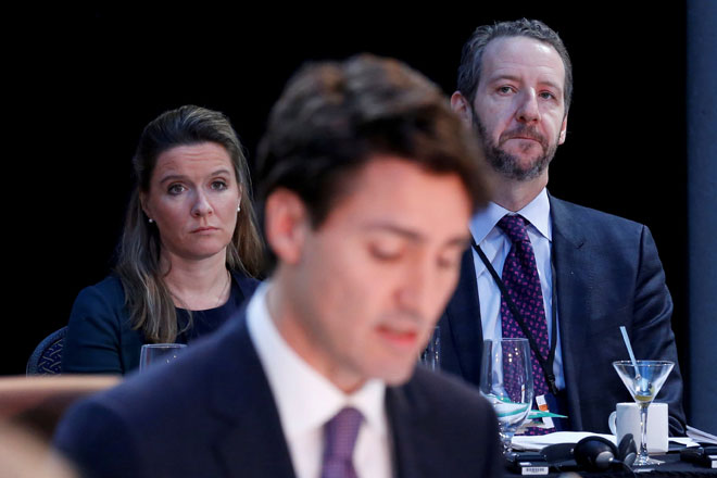  Gambar fail 9 Disember, 2016 menunjukkan Butts bersama Ketua Staf Pejabat PM Katie Telford (kiri) mendengar ucapan Trudeau (tengah) semasa mesyuarat Menteri-Menteri Pertama di Ottawa, Ontario. — Gambar Reuters