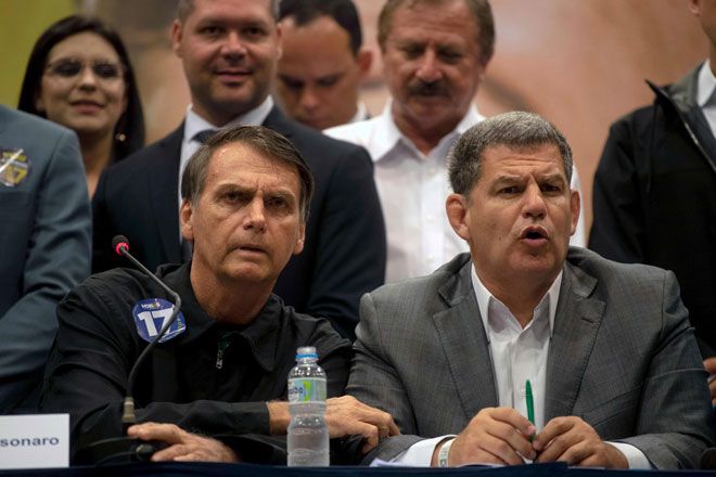  Gambar fail 11 Oktober tahun lepas menunjukkan Bolsonaro (kiri) ditemani Bebianno ketika sidang akhbar di Rio de Janeiro, Brazil. — Gambar AFP