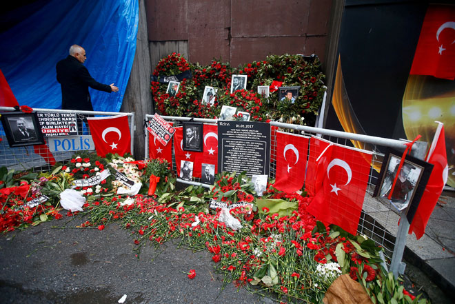  Gambar fail 17 Januari, 2017 menunjukkan jambangan bunga dan gambar mangsa disusun dekat pintu masuk kelab malam Reina di Istanbul. — Gambar Reuters