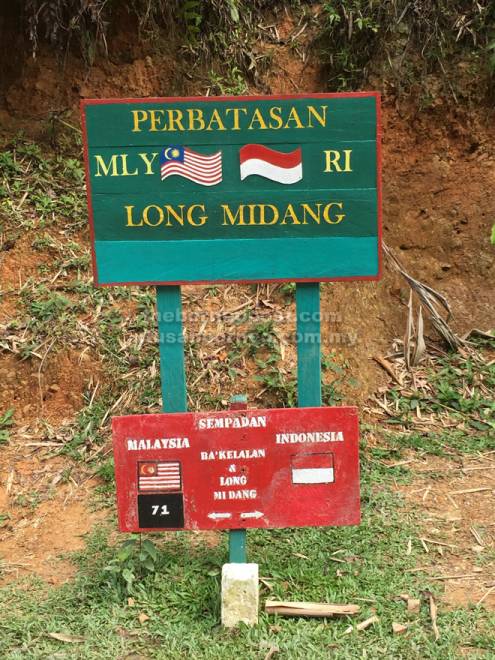  Papan tanda sempadan Malaysia di Ba’ Kelalan dan Indonesia di Long Midang.