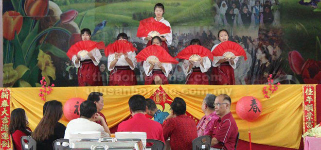  Para pelajar mempersembahkan tarian kipas bagi memeriahkan lagi majlis sambutan TBC SMK Batu Kawa.