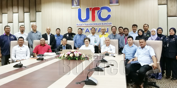 CHRISTINA mempengerusikan mesyuarat khas bersama pegawai-pegawai jabatan dan agensi kerajaan di UTC Tawau.