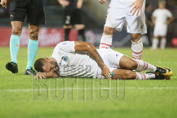 JUNIOR terlantar kesakitan ekjoran kecederaan otot paha sebaik membuat percubaan ketika Tambadau Sabah menentang Terengganu FC II di Stadium Likas Sabtu lalu. - Gambar ihsan Media SAFA.