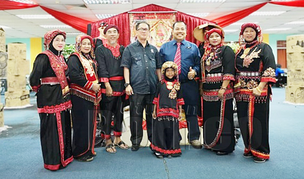 IDRIS (tiga dari kanan), Azize (empat dari kiri) dan Openg (tiga dari kiri) bersama busana etnik Kadayan Labuan.