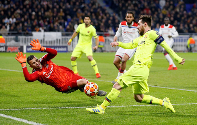  Penjaga gol Lyon, Anthony Lopes (kiri) bertindak tangkas menghalang bola rembatan Messi daripada menerjah jaring ketika beraksi pada perlawanan pertama pusingan kedua Liga Juara-Juara di Stadium Groupama, Decines-Charpieu Selasa lepas. — Gambar AFP 